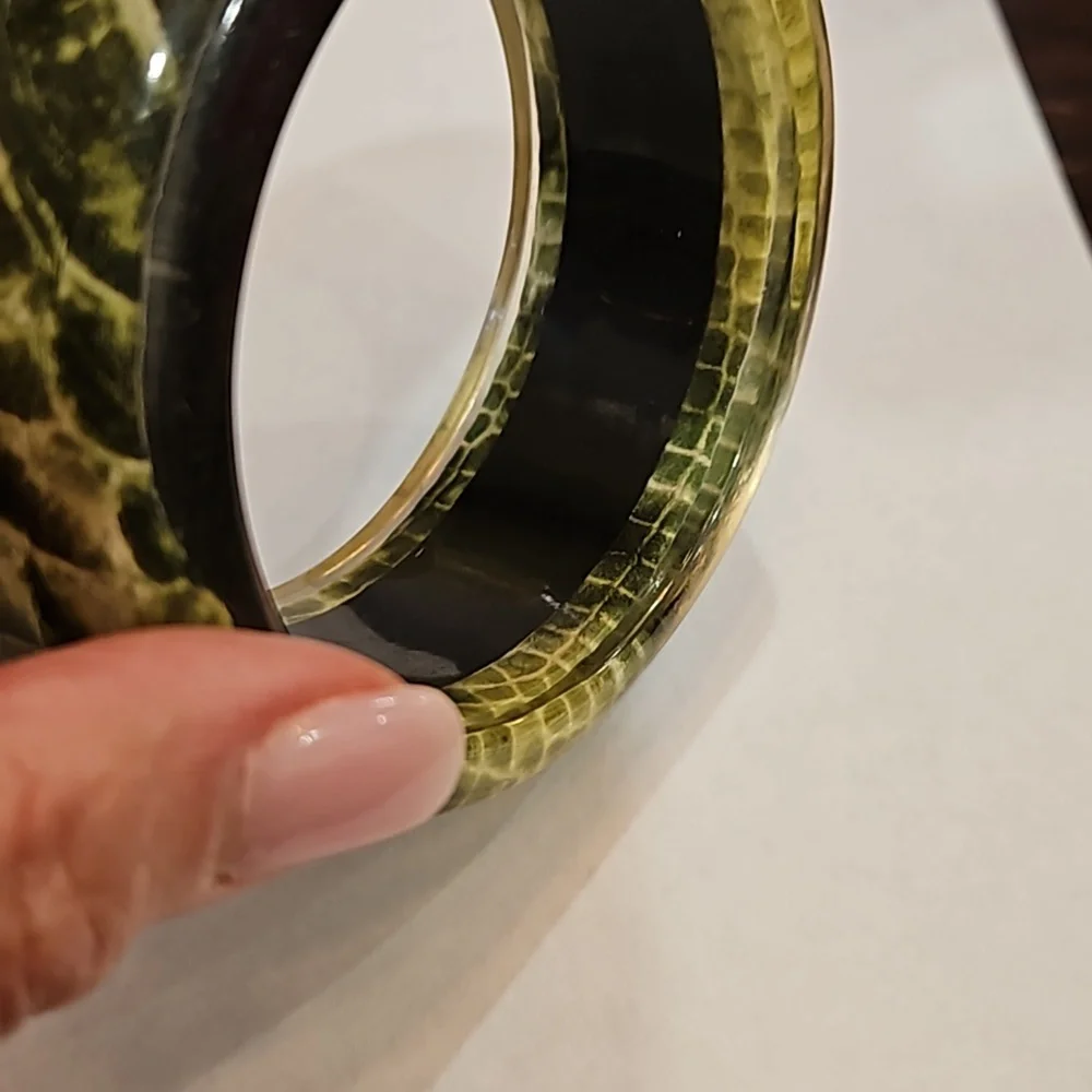 GREEN‎ SNAKELIKE PRINT BANGLE